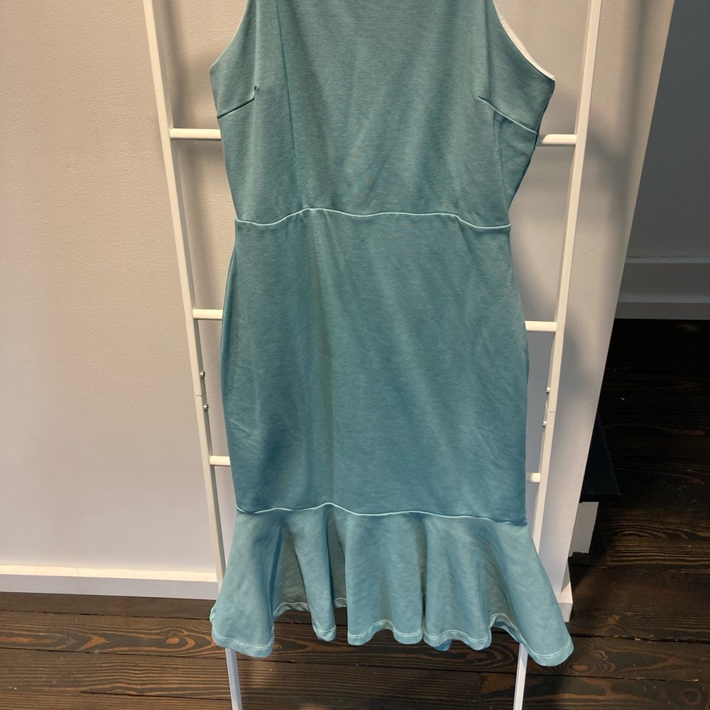Lulu’s. Size M. Teal. Thick, stretchy cocktail dress with flutter hem.